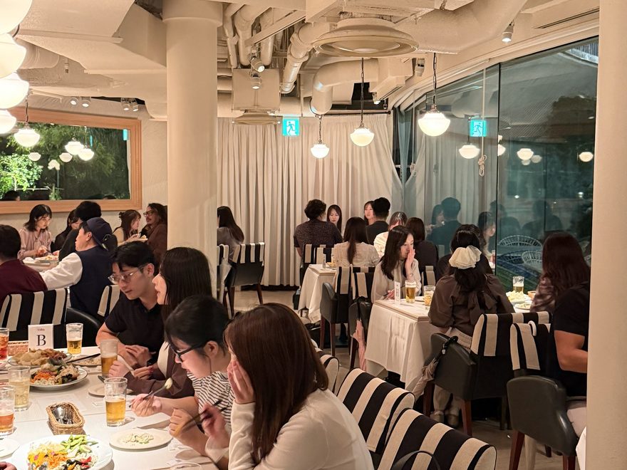 飲食店を貸し切ったコラボ開催で食事する参加者