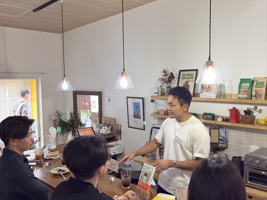 本をテーマにした回で語り合う参加者