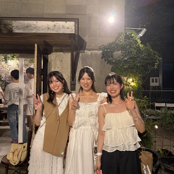 夜の屋外会場で記念撮影をする参加者